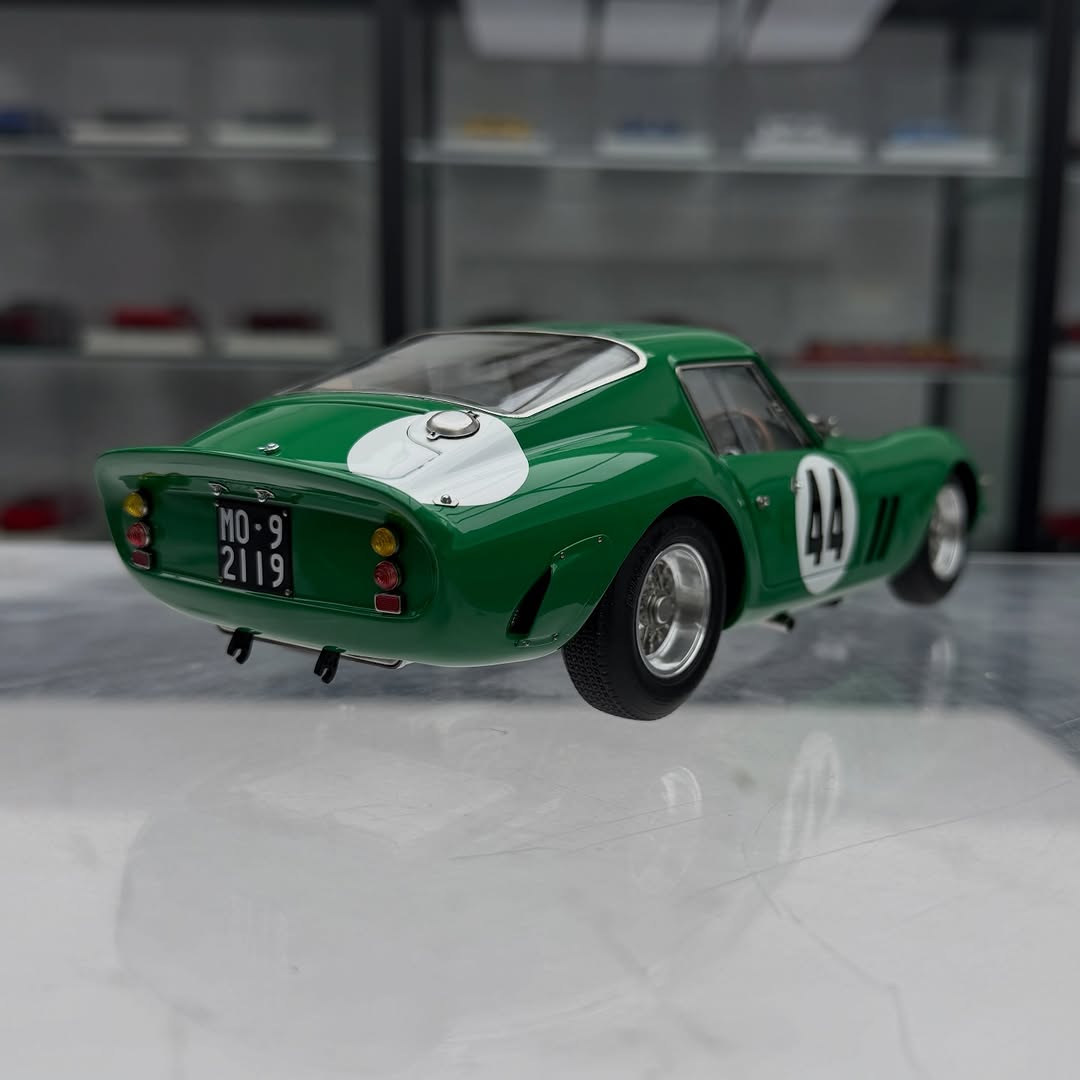 Ferrari 250 GTO 1:18 scale model