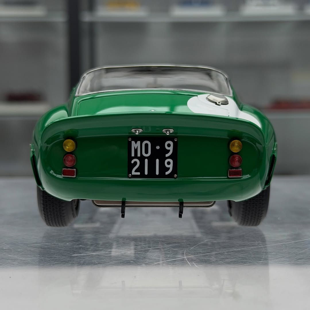 Ferrari 250 GTO 1:18 scale model